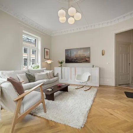 Central, Newly Renovated With Two Bathrooms! Oslo