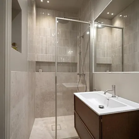 Central, Newly Renovated With Two Bathrooms! Appartement