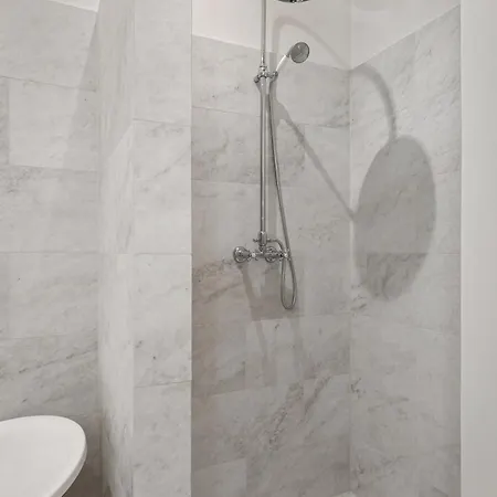 Central, Newly Renovated With Two Bathrooms! Oslo
