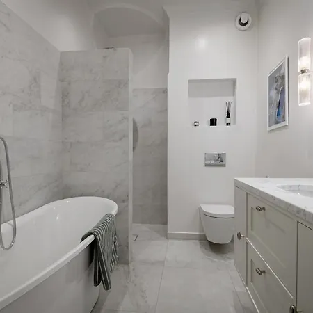 Appartement Central, Newly Renovated With Two Bathrooms! *