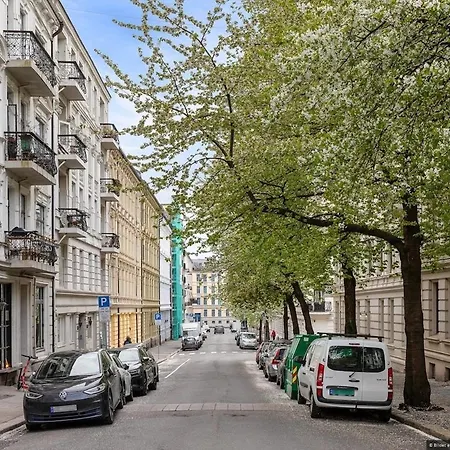Central, Newly Renovated With Two Bathrooms! Appartement