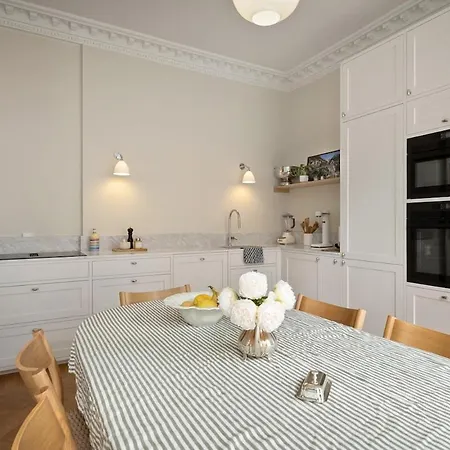Central, Newly Renovated With Two Bathrooms! Oslo