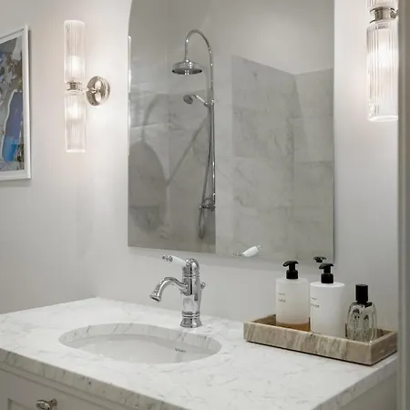 Appartement Central, Newly Renovated With Two Bathrooms! *